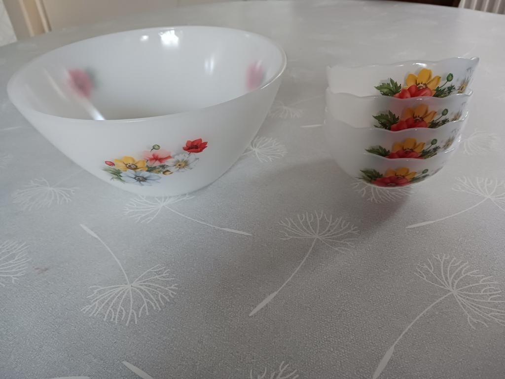 Set van grote kom en 4 kleine schaaltjes 'Arcopal Anemoon'., Ophalen of Verzenden