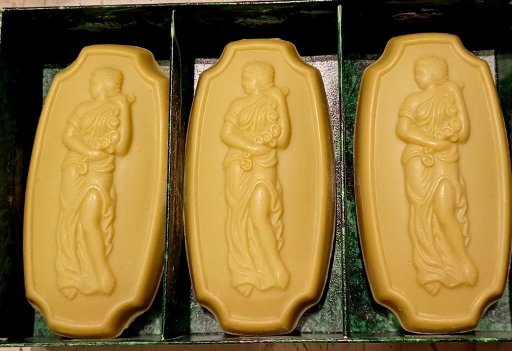 Vintage Avon parfumed soap cameo, Verzamelen, Ophalen of Verzenden, Zo goed als nieuw