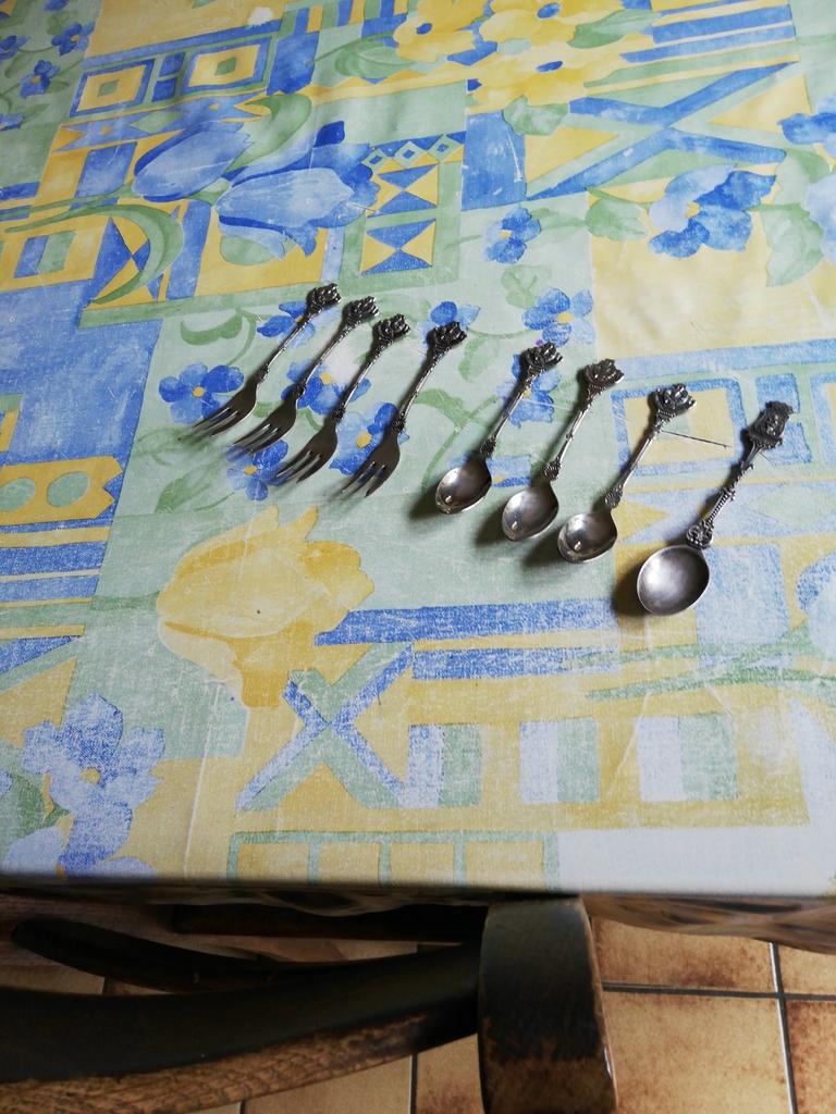 4 cuillères et 4 fourchettes de collection., Enlèvement ou Envoi
