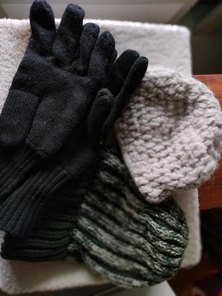 vintage 2 wollen mutsen + 1 paar handschoenen, Ophalen of Verzenden, Zo goed als nieuw, Handschoenen