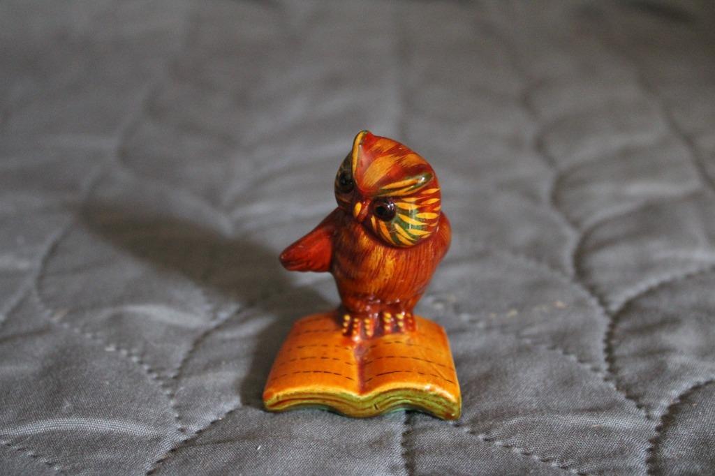 Uiltje op boek bruin 4,5 x 4 x 7 cm, Ophalen of Verzenden, Zo goed als nieuw, Dier