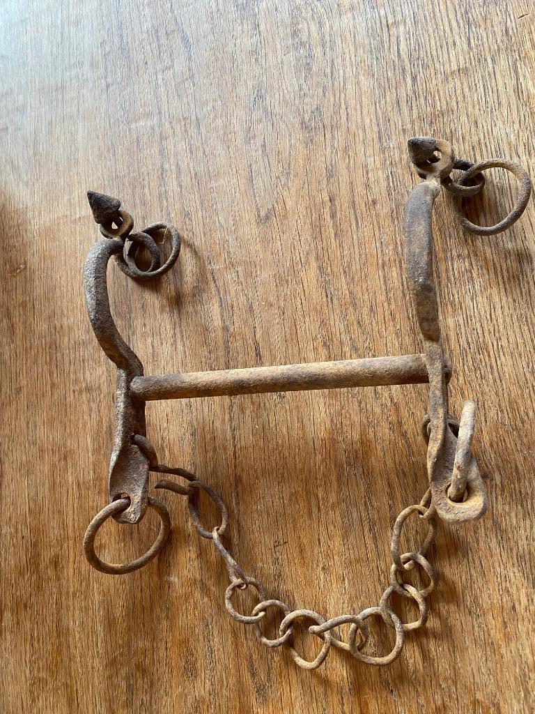 Mors Pelham ancien rouillé état satisfaisant 17cm, Animaux & Accessoires, Chevaux & Poneys | Brides & Harnachement, Utilisé, Envoi