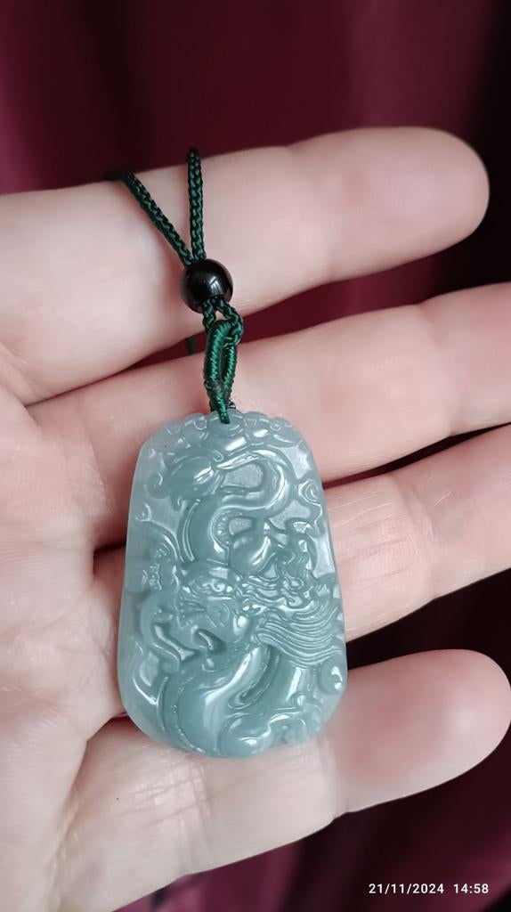 Pendentif dragon en jade sculpté type A, Neuf, Pierre ou Minéral, Enlèvement ou Envoi, Vert