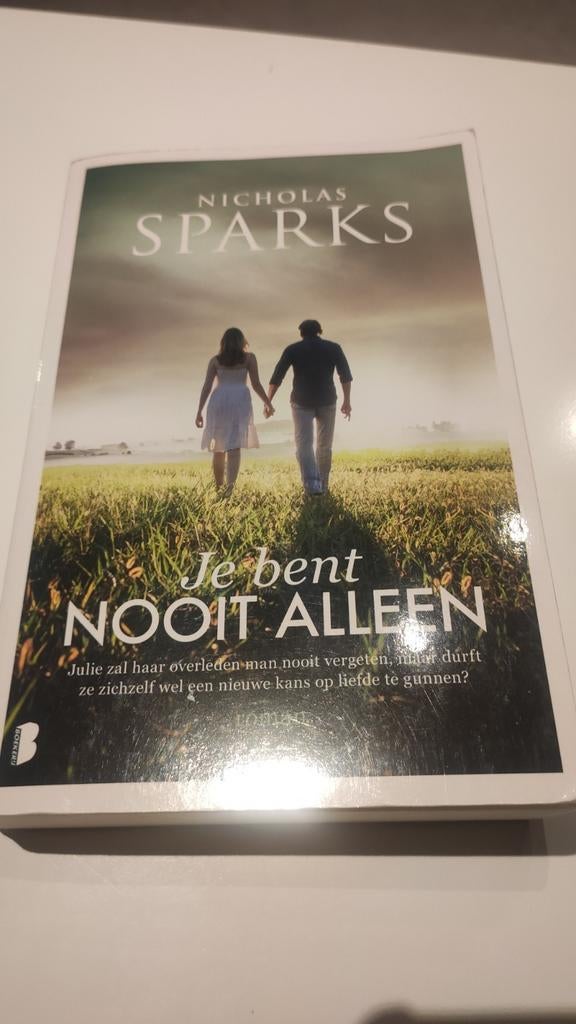 Nicholas Sparks - Je bent nooit alleen, Ophalen of Verzenden, Zo goed als nieuw, Nicholas Sparks