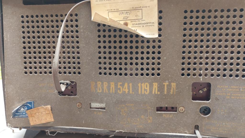 Oude radio's, Enlèvement