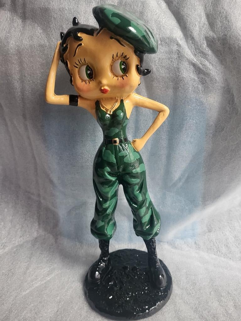 Betty military 31 cm, Ophalen of Verzenden, Zo goed als nieuw