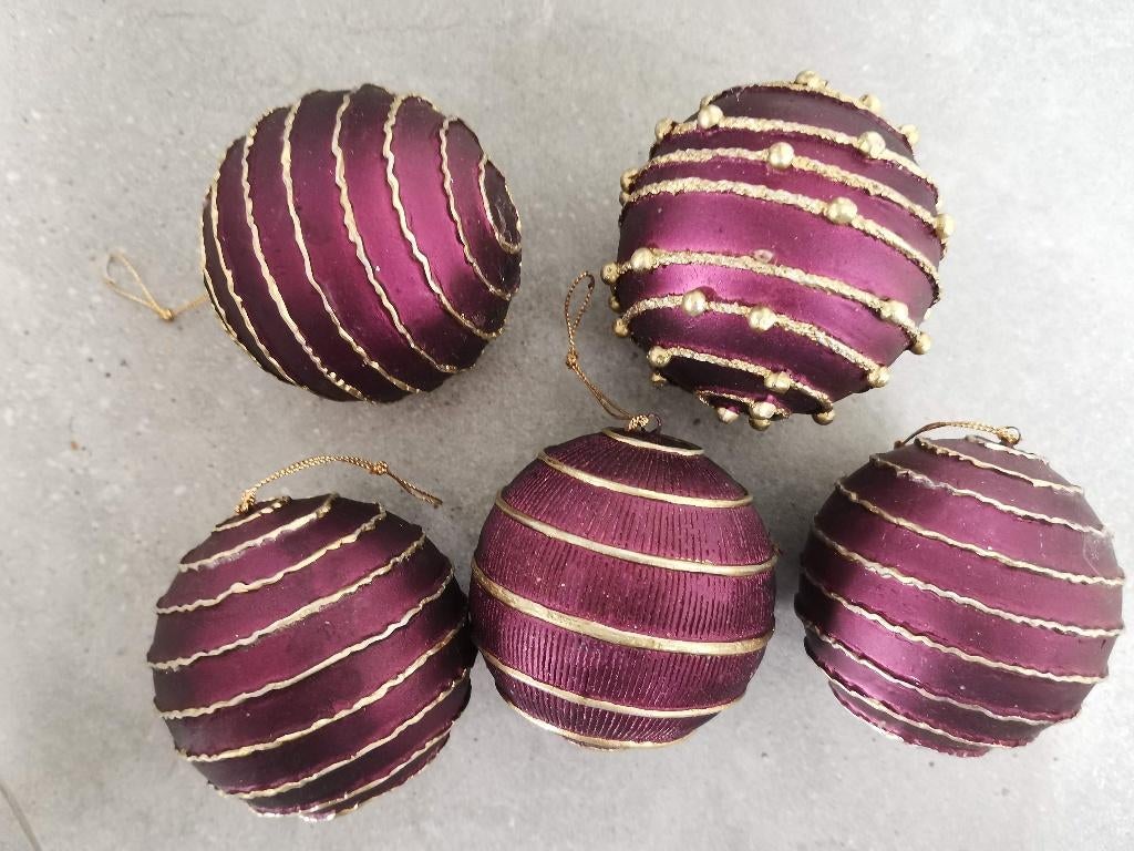 5 grote paarse kerstballen met gouden versiering 8 cm, Diversen, Ophalen of Verzenden, Zo goed als nieuw