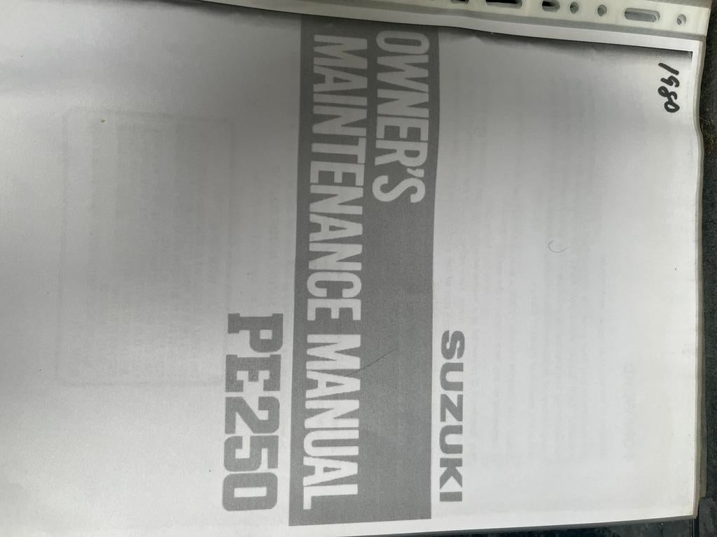 Suzuki pe 250 werkplaats boek, Enlèvement
