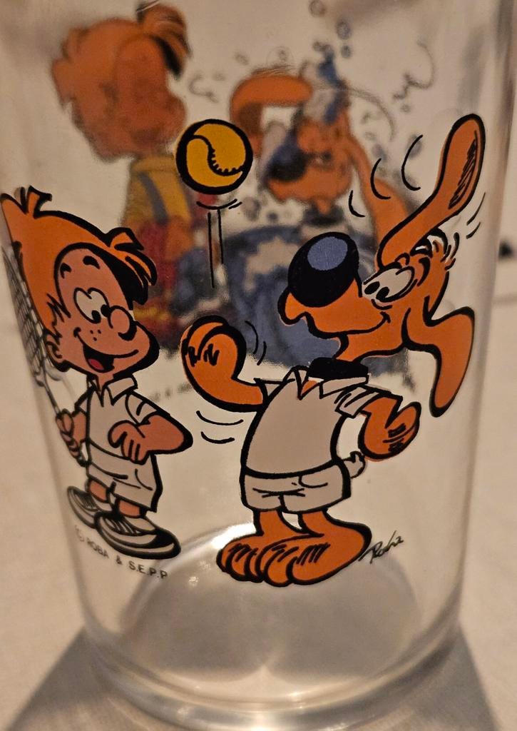 Tennis en verre moutarde Bollie et Billie Amora
C'est ce qu', Enlèvement ou Envoi
