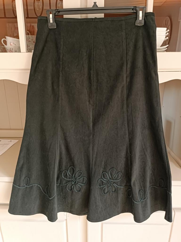 Jupe mi-longue avec broderies C&A, Vêtements | Femmes, Jupes, Enlèvement ou Envoi