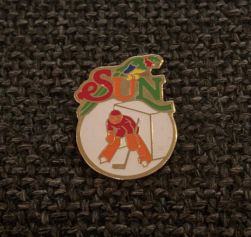 PIN - SUN - IJSHOCKEY - ICE HOCKEY, Verzenden, Gebruikt, Sport, Speldje of Pin