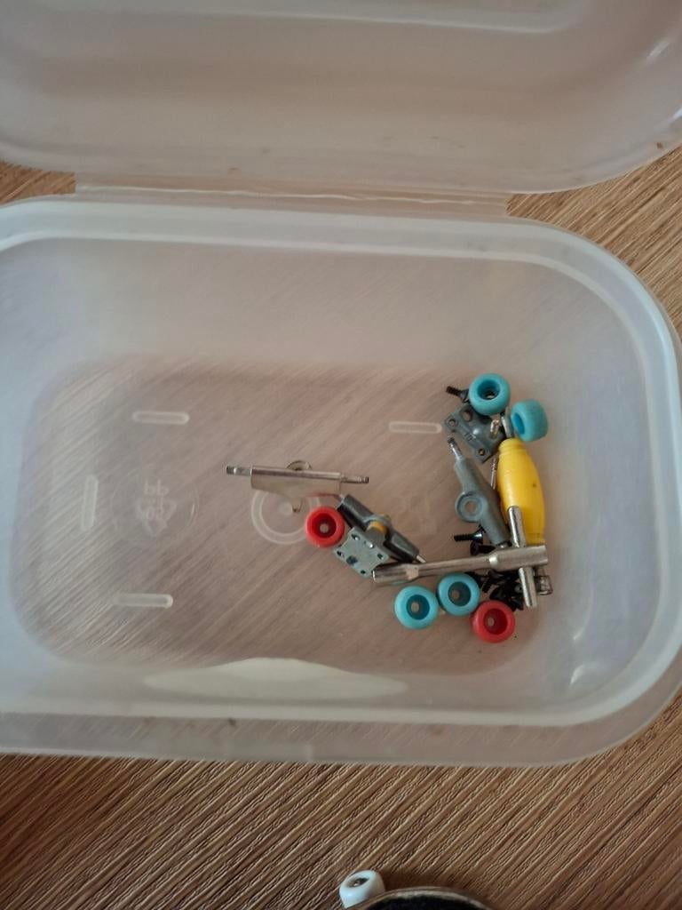 Fingerboards, Enlèvement