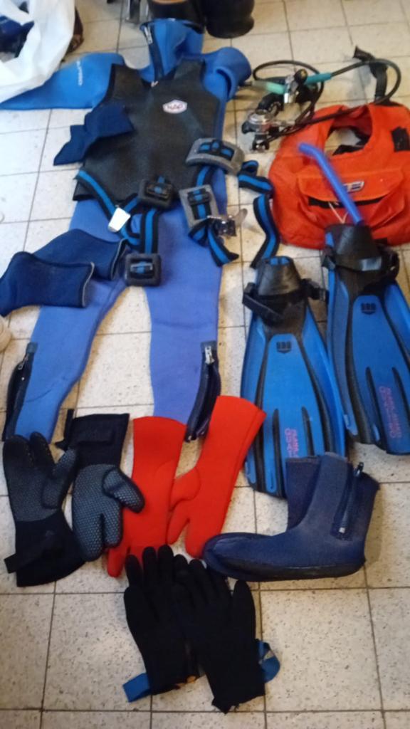 Équipement de plongée complet avec bouteilles d'oxygène, Enlèvement, Comme neuf, Combinaison de plongée