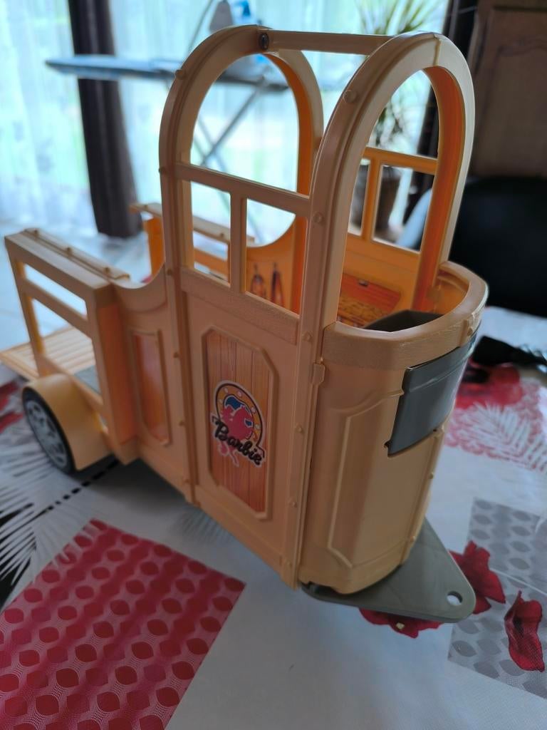 Van pour cheval barbie, Enlèvement