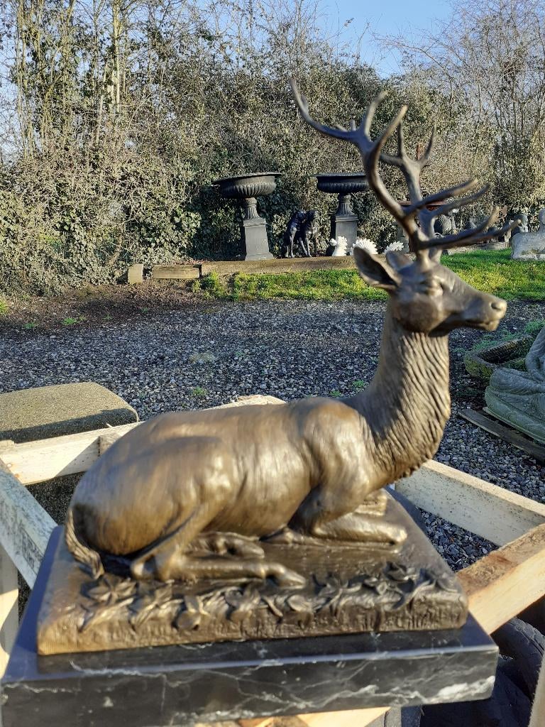 HERT LIGGEND IN BRONZEN BORD OP MARMEREN SOKKEL, Antiek en Kunst, Ophalen of Verzenden, Brons