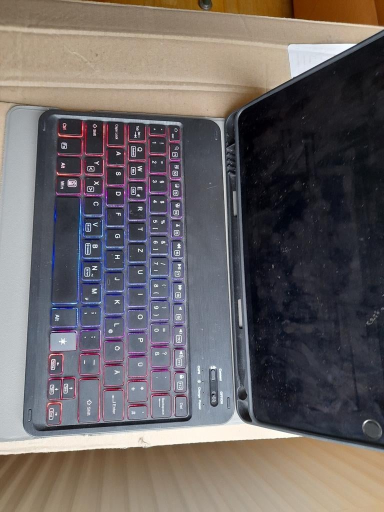 Clavier QUERTZ Bluetooth et étui pour iPads 9.7", Enlèvement ou Envoi, Apple iPad, 9 pouces, Utilisé