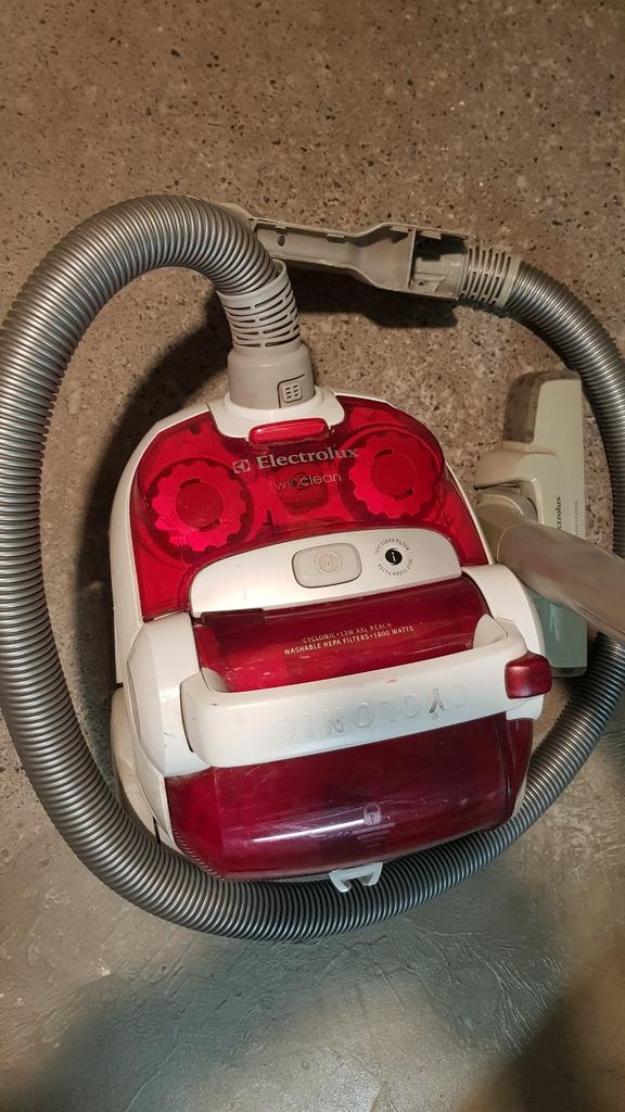 Aspirateur AEG ELECTROLUX Cyclonic (modèle sans sac) 1800W, Electroménager, 1600 à 2000 watts, Aspirateur, Réservoir, Enlèvement