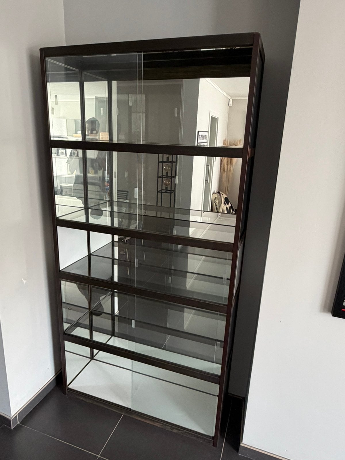 Vitrine en verre avec structure en bois foncé Kewlox, Maison & Meubles, Armoires | Vitrines, Enlèvement, Comme neuf, Verre