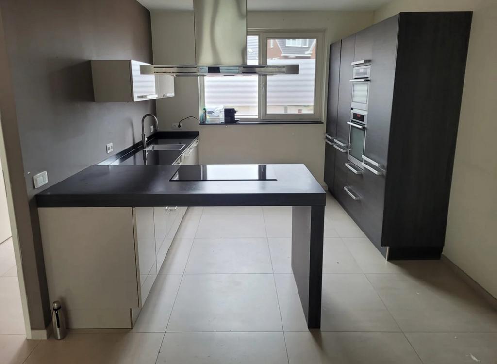 Moderne barschiereiland AEG-keuken,complet met premium steen, Huis en Inrichting, Keuken | Complete keukens, Zo goed als nieuw