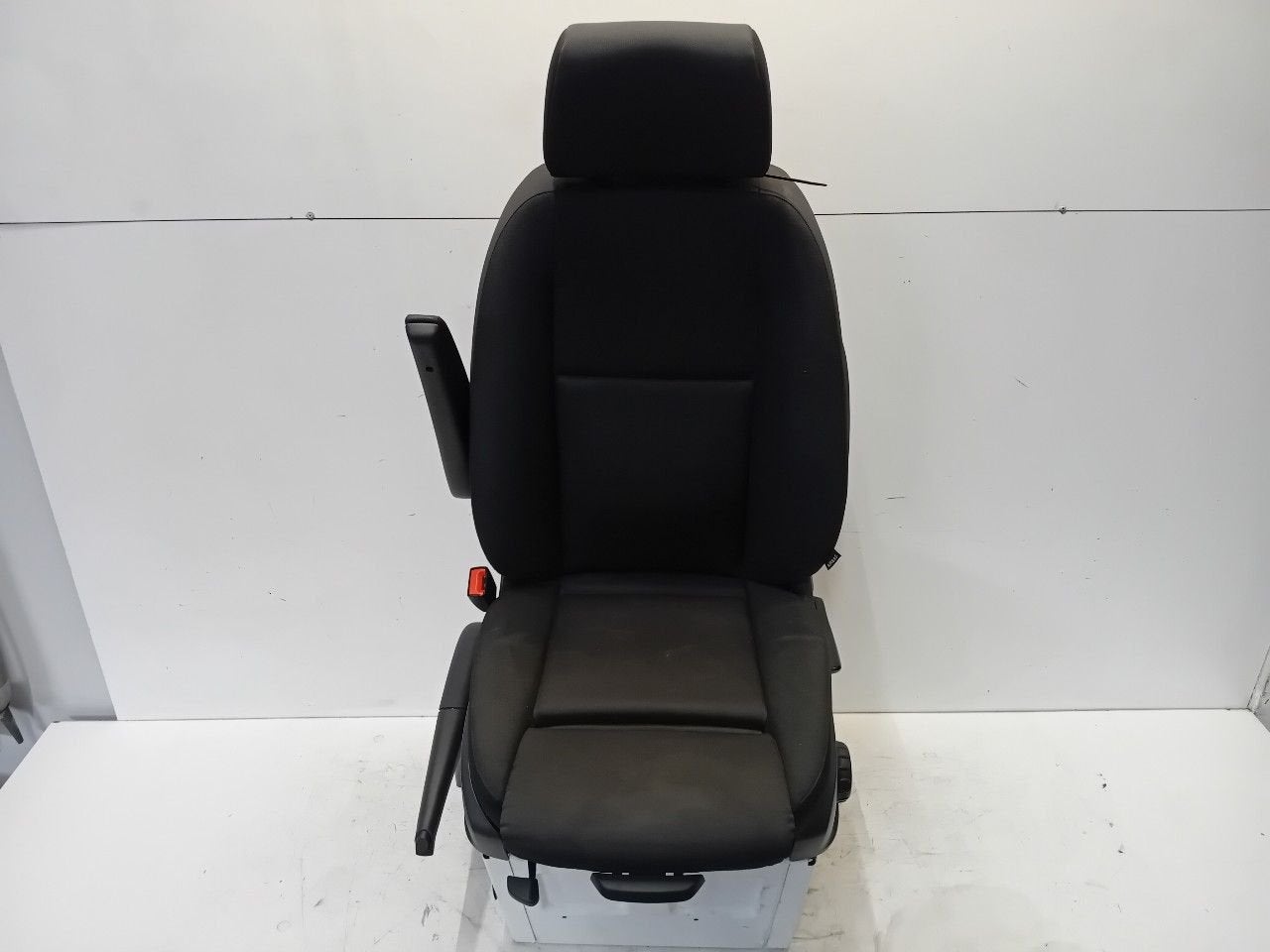 Stoel links voor Mercedes-Benz Sprinter, Auto-onderdelen, Onderdelen@venauto.nl, Van der Ven Autorecycling B.V., Gebruikt, Ettenseweg 76, 4706 PB Roosendaal, The Netherlands