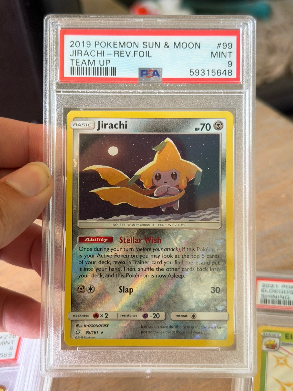 2023 PSA 9 Jirachi Reverse Holo 99/181 Team Up zeldzaam slab, Hobby en Vrije tijd, Verzamelkaartspellen | Pokémon, Ophalen of Verzenden