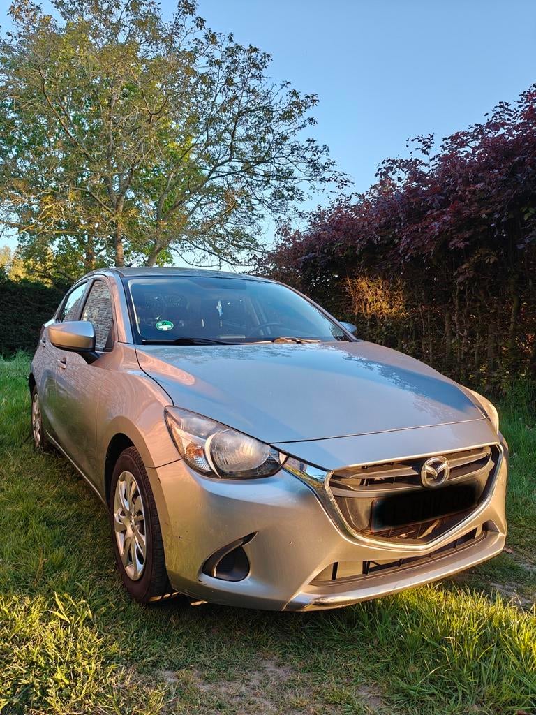 Mazda 2 1.5 Benzine 90pk – 2015 – 88.000 km, Stof, 5 deurs, Start-stop-systeem, Zilver of Grijs