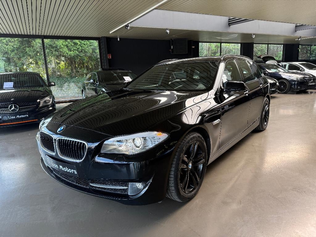 BMW 530d xDrive*LEDER*GPS*PANO DAK*258PK*ZET. VERWARMING, Auto's, Automaat, Bi-Xenon koplampen, 2993 cc, Zwart