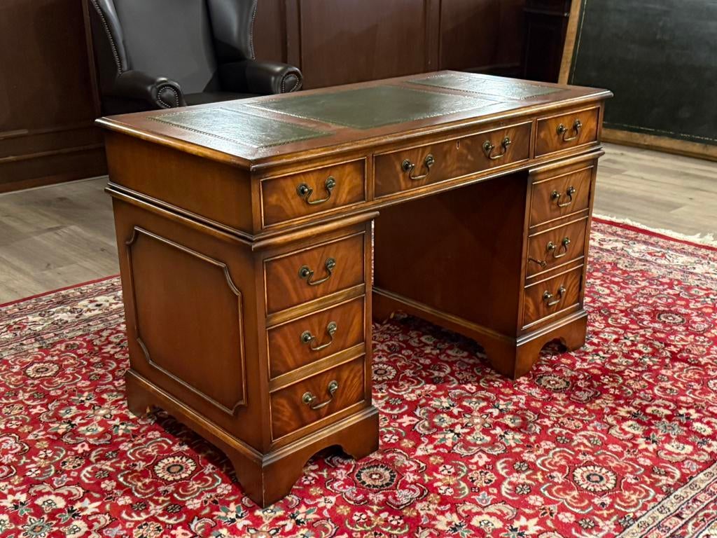 Klassiek Engels bureau #655, Huis en Inrichting, Hout, Bruin, Ophalen of Verzenden, Zo goed als nieuw