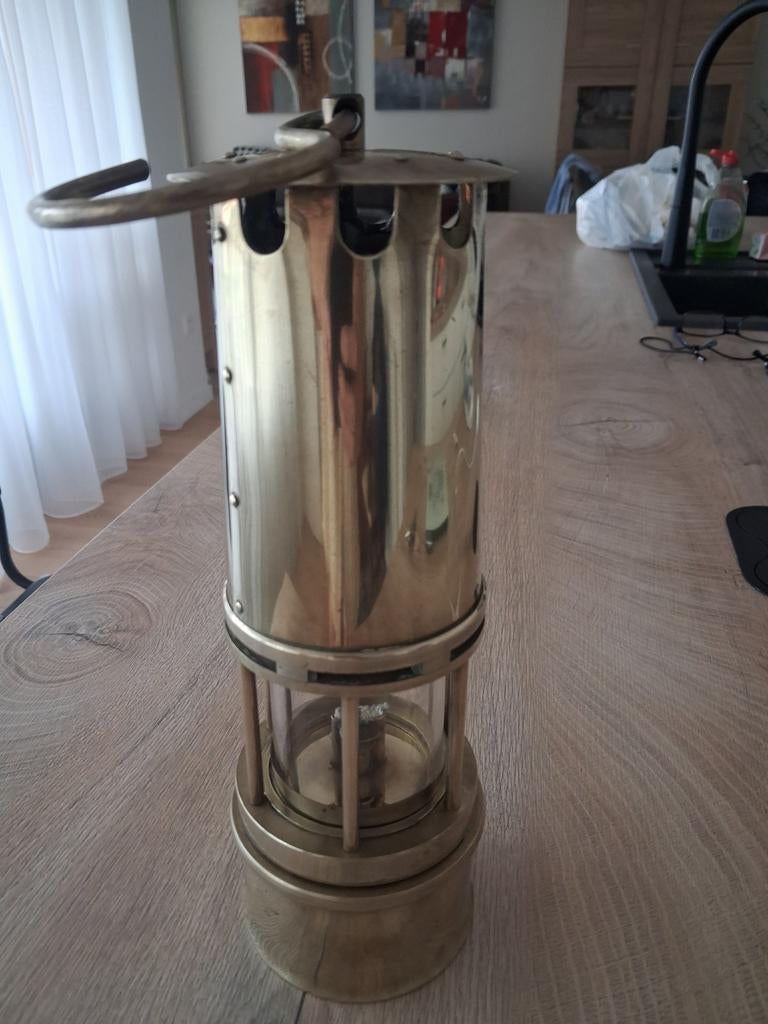 Mooie koperen mijnlamp, Enlèvement