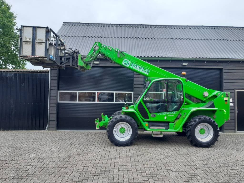 Merlo P 40.17 with manbasket and remote control, Chariot télescopique