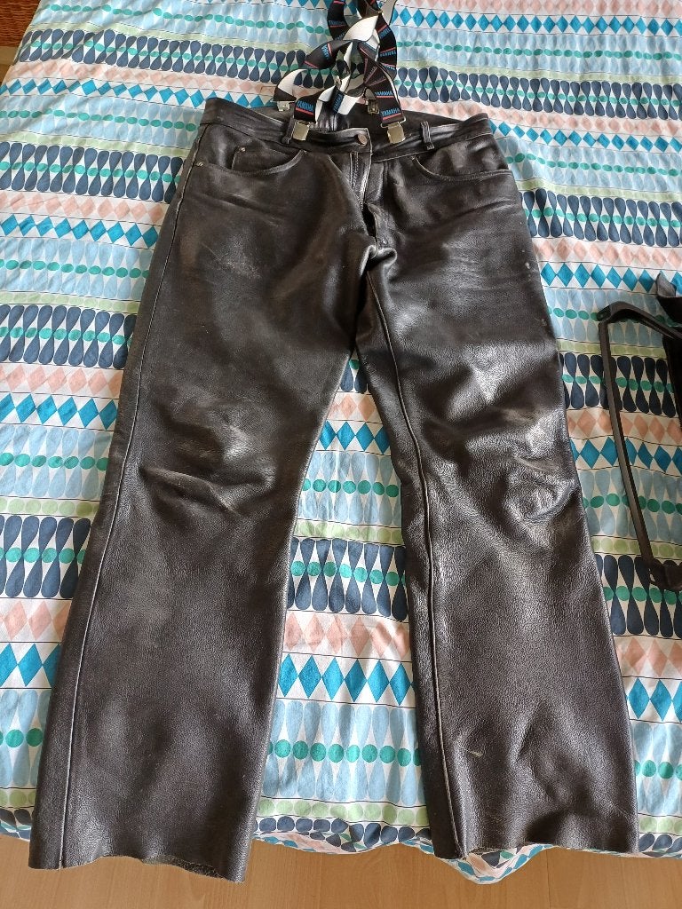 lederen motobroek, Ophalen, Gedragen
