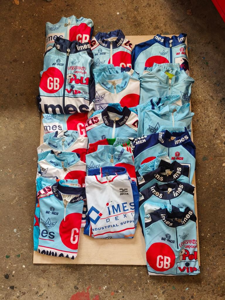 Lot (+-50 stuks) koerskledij + bidons te koop!! Moet weg!!, Fietsen en Brommers, Fietsaccessoires | Fietskleding, Ophalen