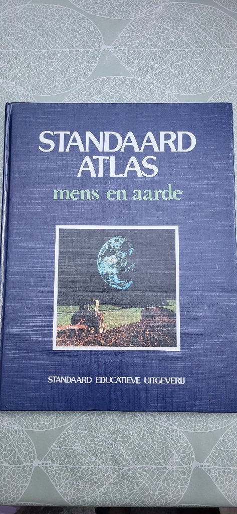 Standaard uitgeverij: Atlas mens en aarde, Livres, Atlas & Cartes géographiques, Enlèvement ou Envoi, Comme neuf, Monde, Autres atlas