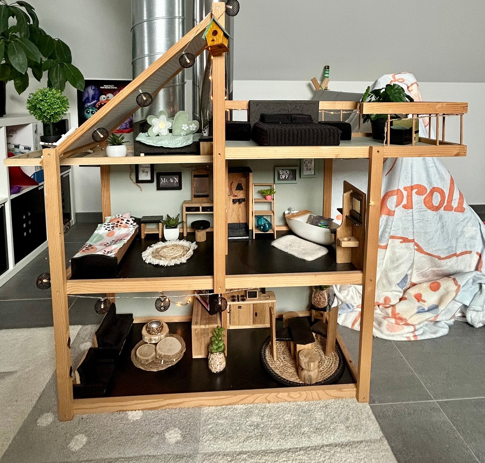Houten poppenhuis met meubels en verlichting, Kinderen en Baby's, Ophalen, Zo goed als nieuw, Poppenhuis