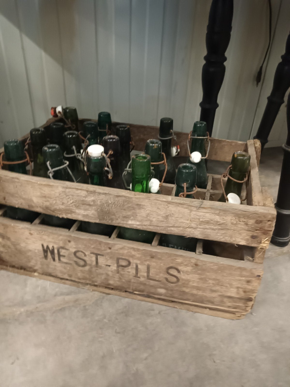 Antiek krat West Pils, Ophalen