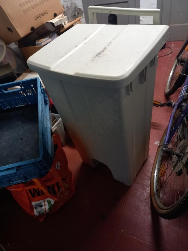 grote vuilnisbak met deksel en rol 80 cm hoog
