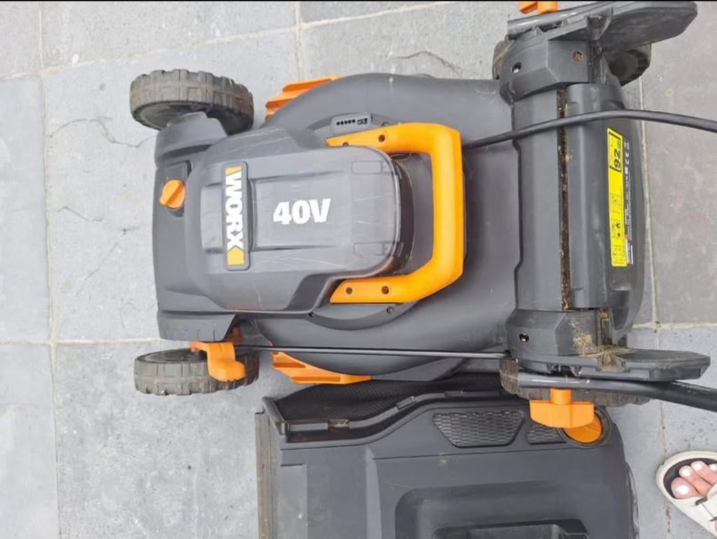 Tondeuse à gazon sans fil - avec batteries, Enlèvement, Comme neuf