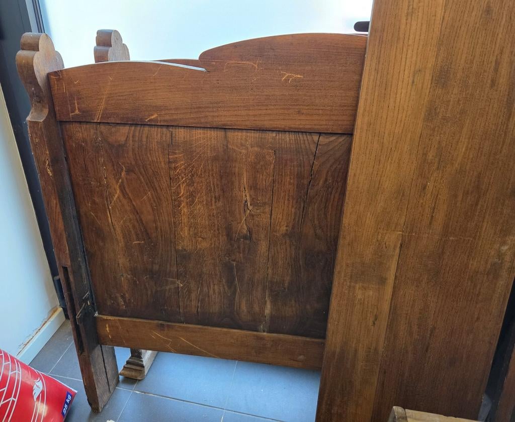 Charmant massief houten eenpersoonsbed met houtsnijwerk, Antiek en Kunst, Ophalen