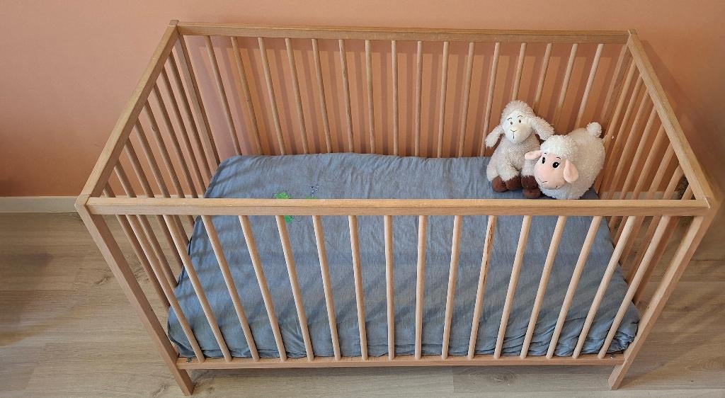 Houten babybedje, Enfants & Bébés, Chambre d'enfant | Lits, Utilisé, Moins de 140 cm, Moins de 70 cm, Sommier à lattes, Matelas