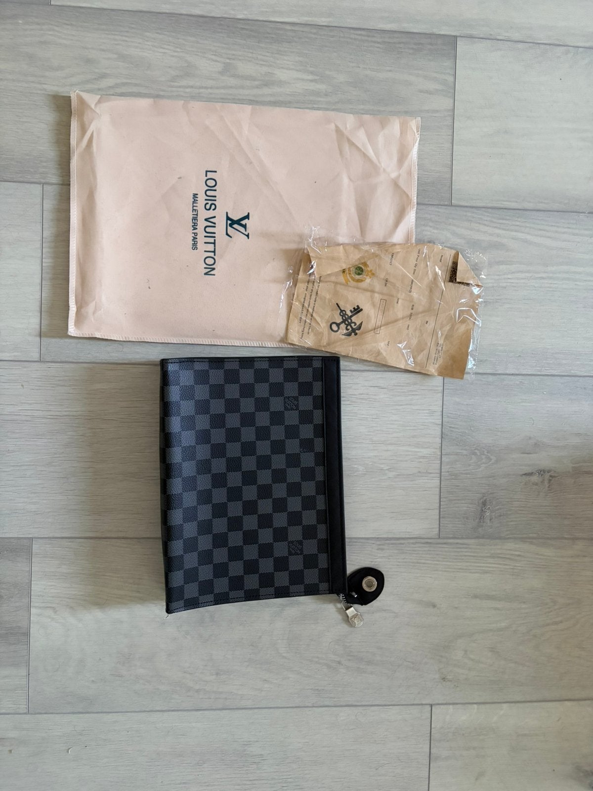 Louis Vuitton Pochette Jour GM – Damier Graphite, Overige merken, Zwart, Ophalen of Verzenden, Zo goed als nieuw