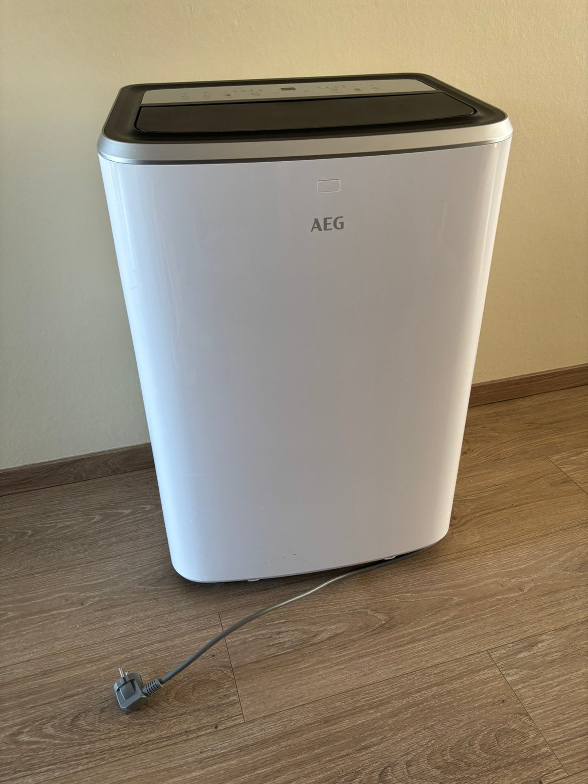 AEG AXP26U338BW - Mobiele airco, Elektronische apparatuur, Ophalen, 3 snelheden of meer, Zo goed als nieuw, Koelen en Ontvochtigen