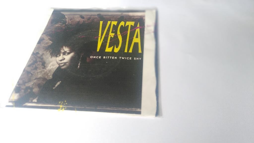 SINGLE VESTA---ONCE BITTEN TWICE SHY---, CD & DVD, Vinyles Singles, Utilisé, Enlèvement ou Envoi