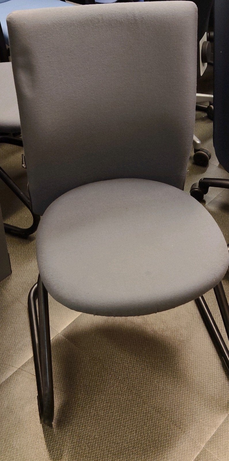 chaise grise, Enlèvement