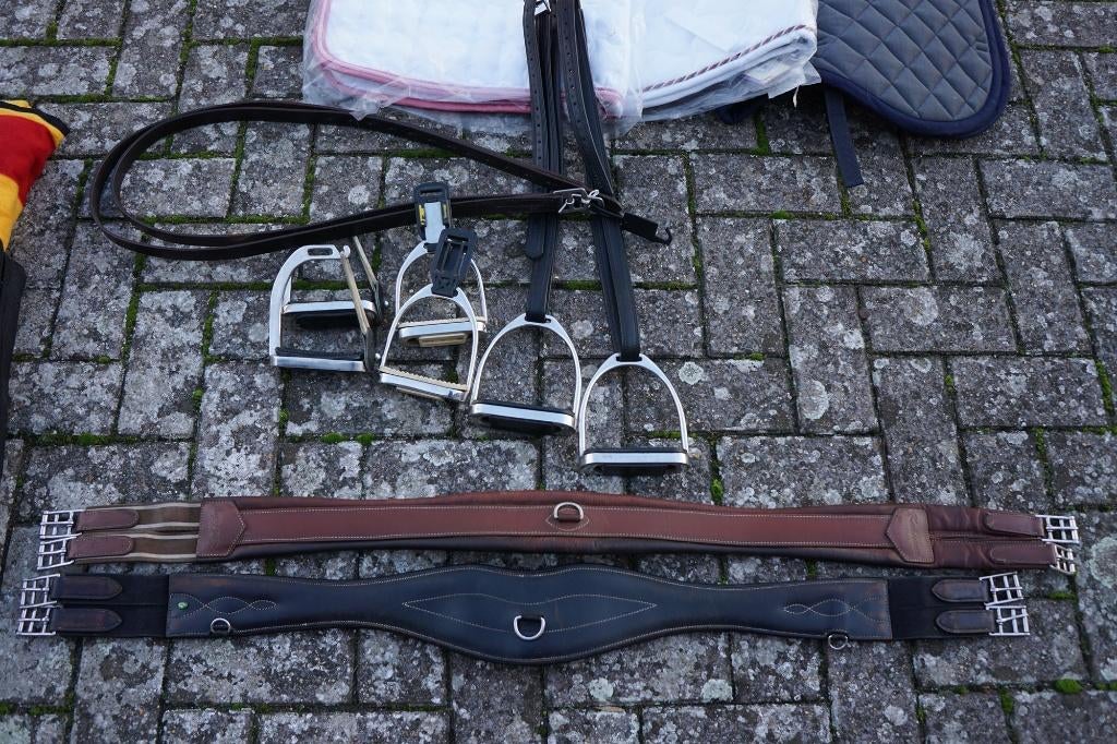 springgericht zadel ,paardengerief ,peesbeschermers,zweepje, Dieren en Toebehoren, Ophalen of Verzenden, Zo goed als nieuw, Dressuur