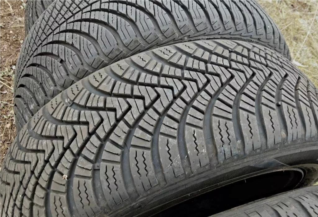 Pneus hiver 185/55-15 d'une Skoda, entraxe 5x100, Autos : Pièces & Accessoires, 15 pouces, Pneus et Jantes, Pneus hiver, 185 mm