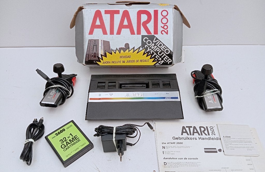 ATARI 2600 SPELCONSOLE 32 GAME CARTRIDGE 2 JOYSTICKS, Games en Spelcomputers, Games | Atari, Ophalen of Verzenden, Gebruikt, Atari 2600