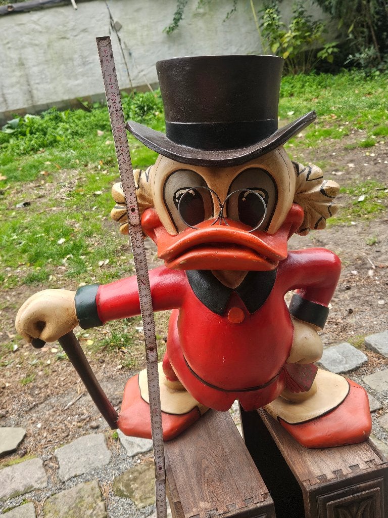 Groot Dagobert Duck beeld 62cm - met stok en hoge hoed, Verzamelen, Ophalen of Verzenden, Donald Duck, Zo goed als nieuw, Beeldje of Figuurtje