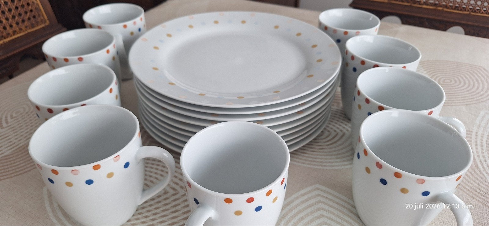 GRATIS 9 grote platte borden en 9 grote tassen, Huis en Inrichting, Keuken | Servies, Ophalen, Bord(en)