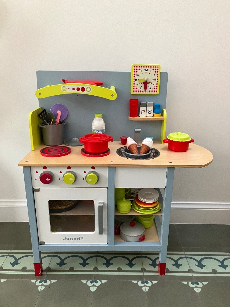 Speelgoedkeukentje (Janod) met krukje en accessoires, Ophalen, Gebruikt, Hout, Speelkeuken