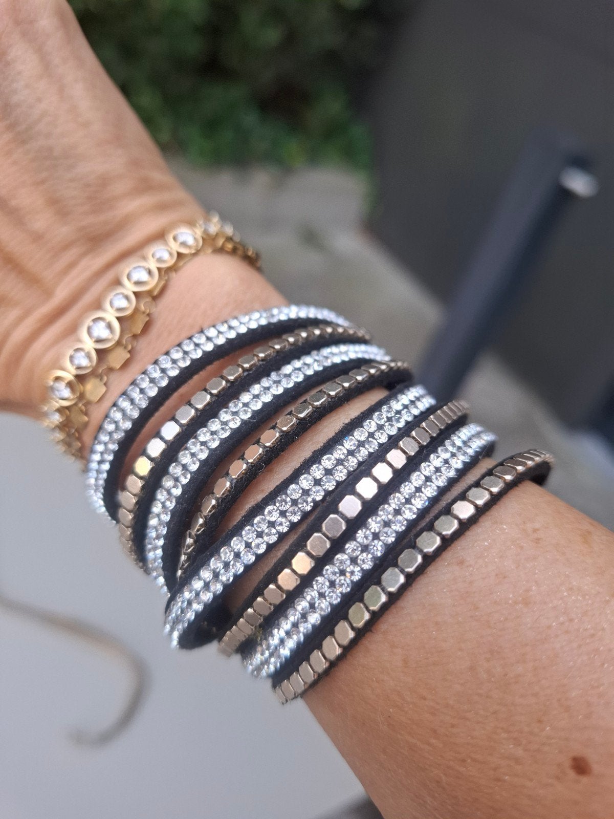 neuf bracelet double daim noir strass clous, Bijoux, Sacs & Beauté, Bracelets, Neuf, Enlèvement ou Envoi, Avec strass, Cuir